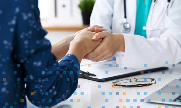 Médico tomando las manos del paciente