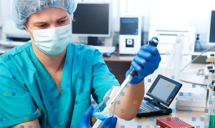 Médico haciendo pruebas de laboratorio clínico con ayuda de LOLLAB de LOLIMSA