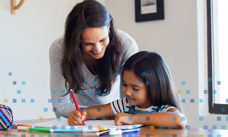 Madre joven enseña a dibujar a su hija en página de responsabilidad social - TRI de LOLIMSA