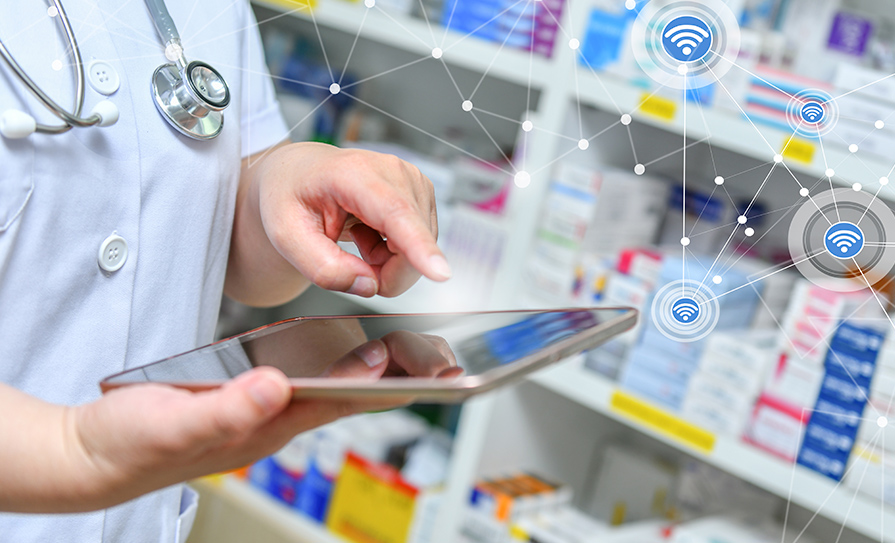 Técnico en farmacia usa su tableT para inventario de medicinas en post automatización de farmacias - Blog LOLIMSA
