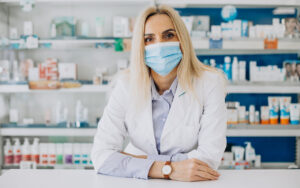 Mujer químico farmacéutico atrás del mostrador - Blog LOLIMSA