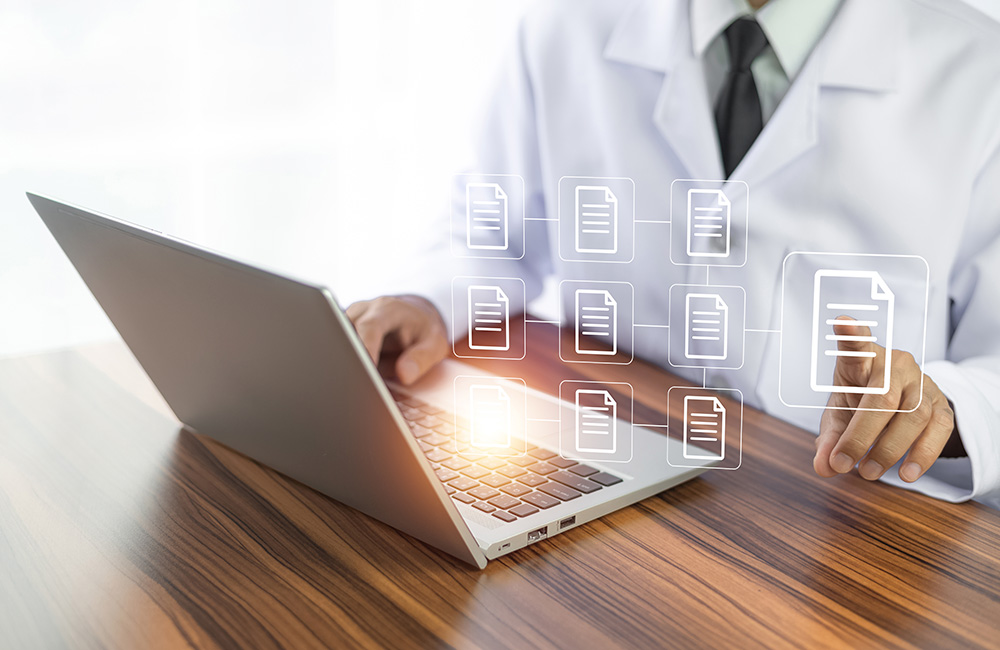 Banner de doctor revisando datos en su computadora laptop - Post qué es un HIS - Blog LOLIMSA